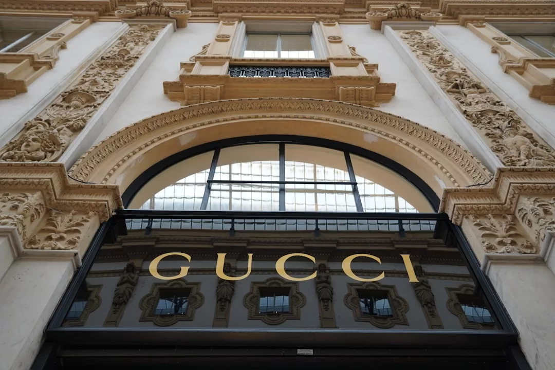 Das Äußere eines Gucci-Geschäfts auf Mallorca zeichnet sich durch verschnörkelte architektonische Details, gewölbte Fenster und den Namen Gucci über dem Eingang aus.