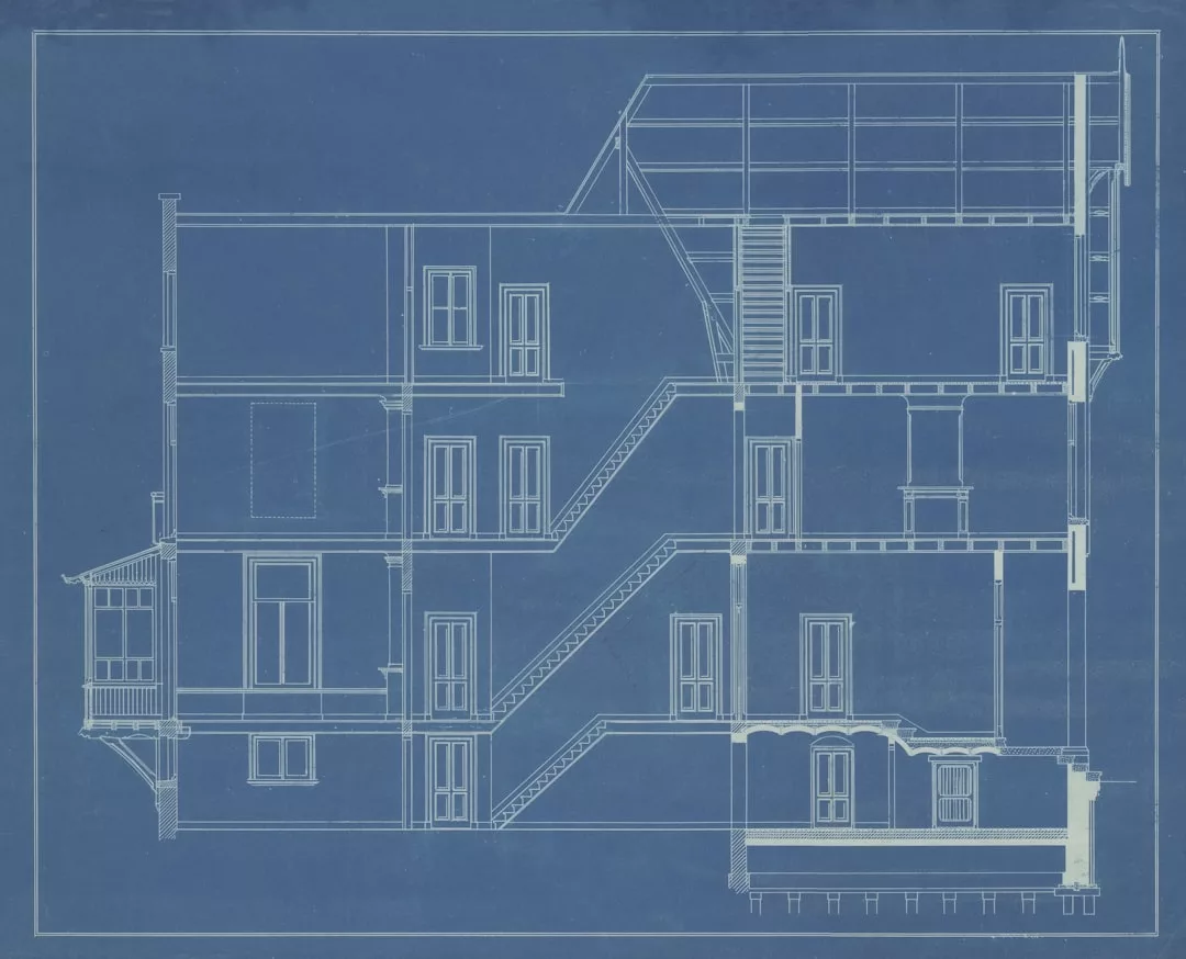 Blaupausenzeichnung, die einen Querschnitt durch ein mehrstöckiges Gebäude auf Mallorca zeigt, wobei Treppen, Fenster und bauliche Details sichtbar sind.