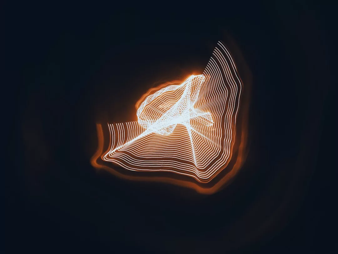 Abstraktes Bild von orange und weiß leuchtenden, wellenförmigen Linien, die eine dreieckige Form vor einem dunklen Hintergrund bilden und die vibrierende Energie und Wärme Mallorcas hervorrufen.
